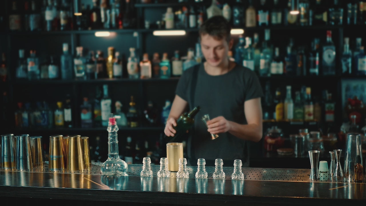 Load video: Decanter set with 6 shot glasses—perfect for tequila nights, drinking games, and party gatherings. Crystal-clear glass, sturdy feel, easy to clean, and packed securely for safe delivery. Great gift for birthdays, bachelorette parties, and home bar setups.